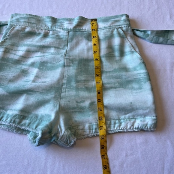 Bella Dahl flat front shorts with matching sash - Picture 9 of 12